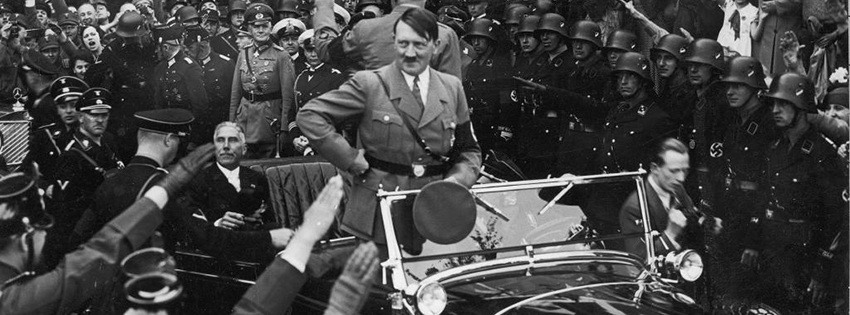 Hitler stående i en kørende bil