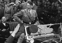 Hitler stående i en kørende bil